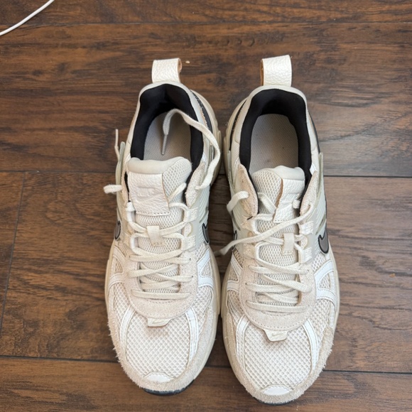 Women’s Nike V2K running shoes - Picture 3 of 5